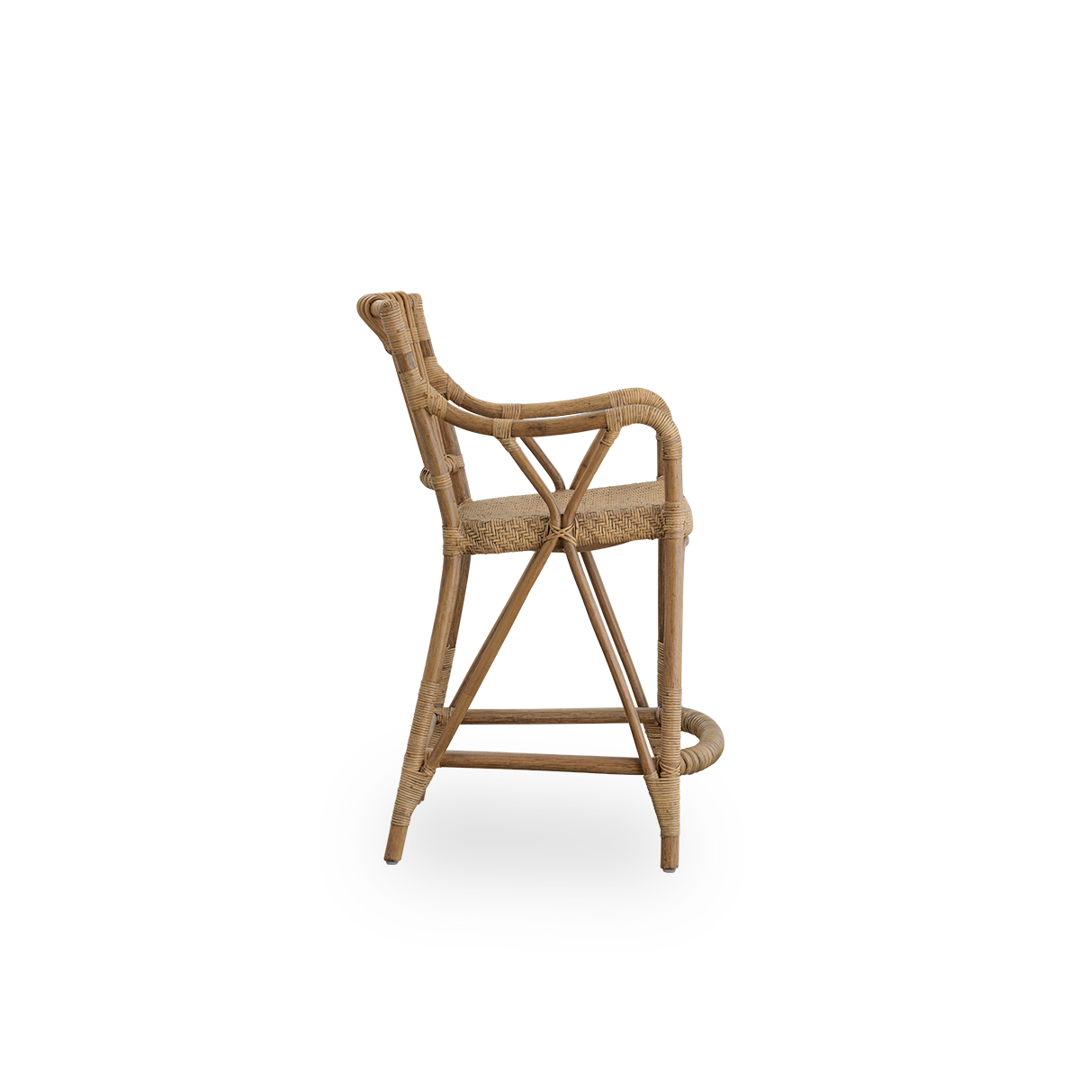 Schlichte Seitenansicht des Blues Barhockers in antikbrauner Farbe aus indonesischem Rattan. Handgeflochtener Sitz auf einem Rattanrahmen mit Rattanlehne.