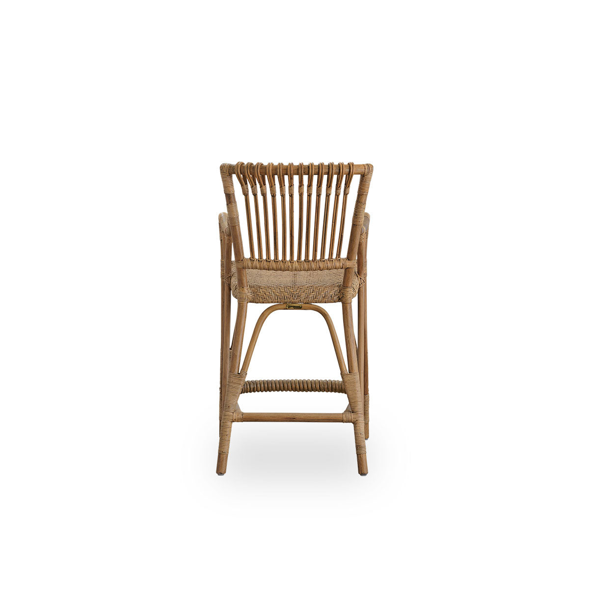 Rückansicht des Blues-Barhockers in antikbrauner Farbe, hergestellt aus indonesischem Rattan. Handgeflochtene Sitzfläche auf einem Rattangestell mit Rückenlehne aus Rattan.