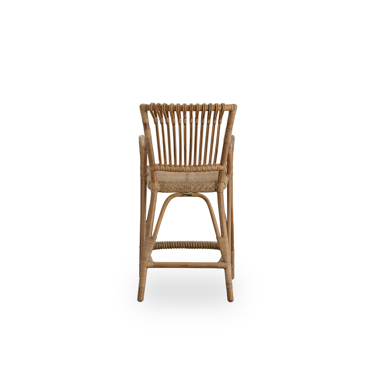 Rückansicht des Blues-Barhockers in antikbrauner Farbe, hergestellt aus indonesischem Rattan. Handgeflochtene Sitzfläche auf einem Rattangestell mit Rückenlehne aus Rattan.