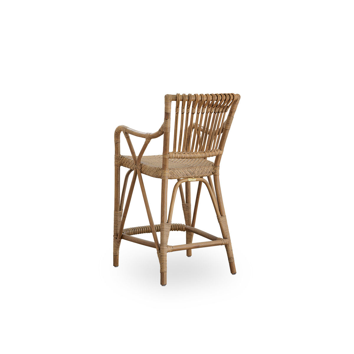 Rückseiten-Seitenansicht des Blues Counterhockers in der Farbe Antikbraun, hergestellt aus indonesischem Rattan. Handgeflochtene Sitzfläche auf einem Rattanrahmen mit Rückenlehne aus Rattan.