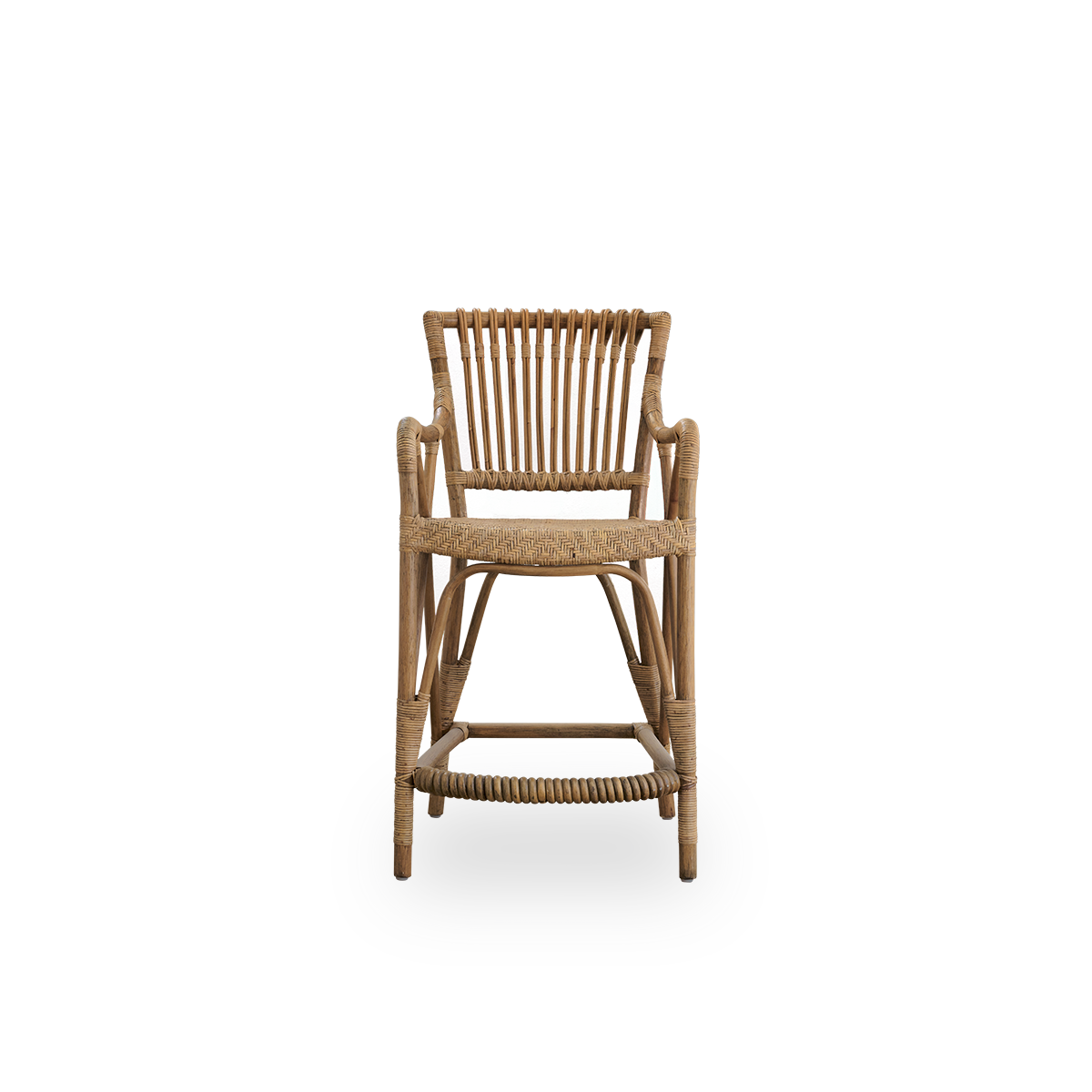 Vorderansicht des Blues Counterhockers in Antikbraun, hergestellt aus indonesischem Rattan. Handgeflochtene Sitzfläche auf einem Rattanrahmen mit Rückenlehne aus Rattan.