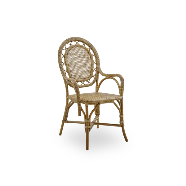 Seitenansicht des Romantica Essstuhls in Antique-Braun. Eleganter, romantischer Korb-Essstuhl mit runder Rückenlehne und vollständig geflochtenem Sitz im charmanten dänischen Design. Handgefertigt aus hochwertigem indonesischem Rattan.