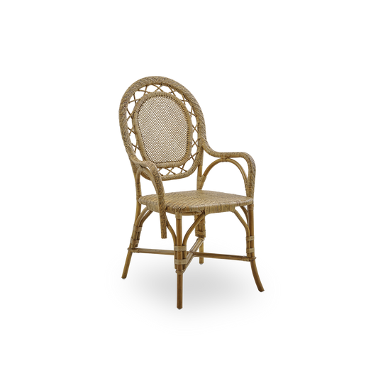 Seitenansicht des Romantica Essstuhls in Antique-Braun. Eleganter, romantischer Korb-Essstuhl mit runder Rückenlehne und vollständig geflochtenem Sitz im charmanten dänischen Design. Handgefertigt aus hochwertigem indonesischem Rattan.