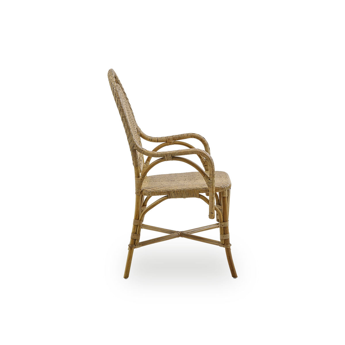 Seitenansicht des Romantica Essstuhls in Antikbraun. Eleganter, romantischer Rattanstuhl mit runder Rückenlehne und vollständig geflochtenem Sitz in charmantem dänischen Design. Handgefertigt aus hochwertigem indonesischem Rattan.