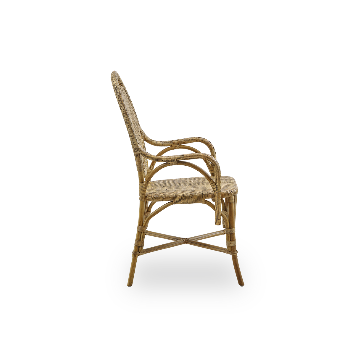 Seitenansicht des Romantica Essstuhls in Antikbraun. Eleganter, romantischer Rattanstuhl mit runder Rückenlehne und vollständig geflochtenem Sitz in charmantem dänischen Design. Handgefertigt aus hochwertigem indonesischem Rattan.