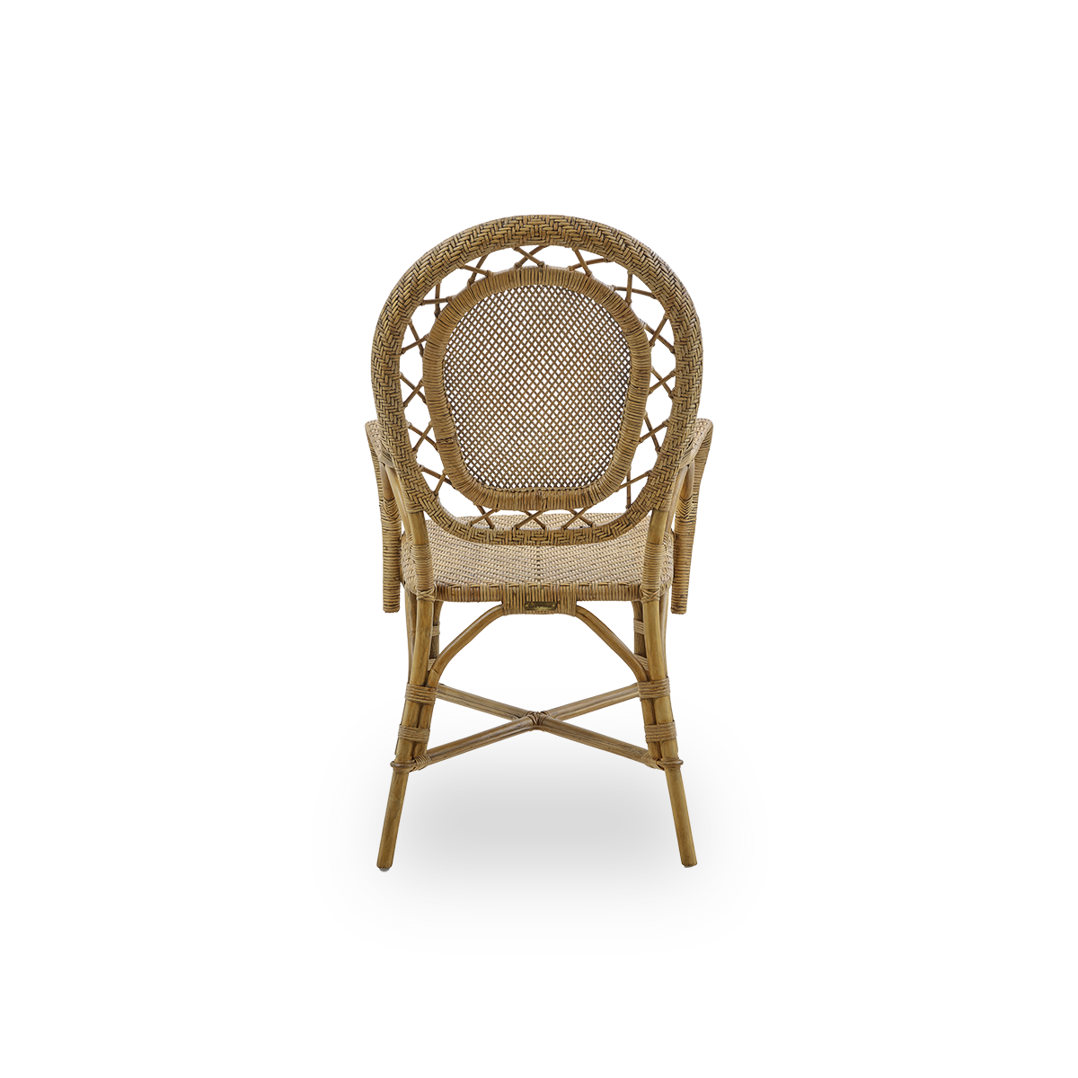 Rückansicht des Romantica-Essstuhls in der Farbe Antikbraun. Eleganter, romantischer Flechtstuhl mit runder Rückenlehne und vollständig geflochtenem Sitz im charmanten dänischen Design. Handgefertigt aus hochwertigem indonesischem Rattan.