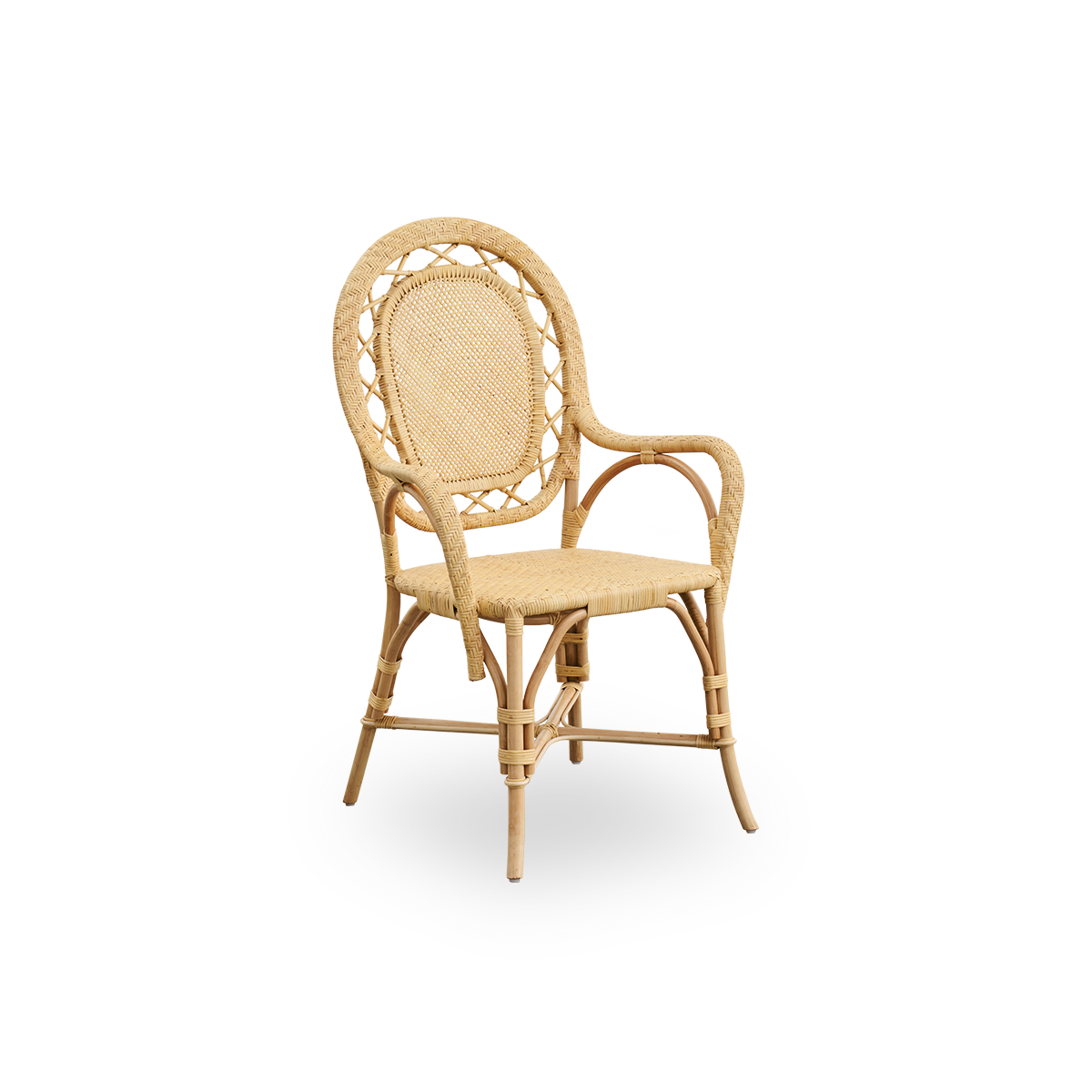 Seitenansicht des Romantica Essstuhls in Naturfarbe. Eleganter, romantischer Korb-Essstuhl mit runder Rückenlehne und vollständig geflochtenem Sitz im charmanten dänischen Design. Handgefertigt aus hochwertigem indonesischem Rattan.