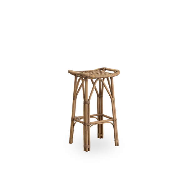 Seitenansicht des Salsa Rattan-Barhockers mit Fußstütze und gebogenem Sitz. Handgefertigt aus hochwertigem indonesischem Rattan. Höhe 79 cm.
