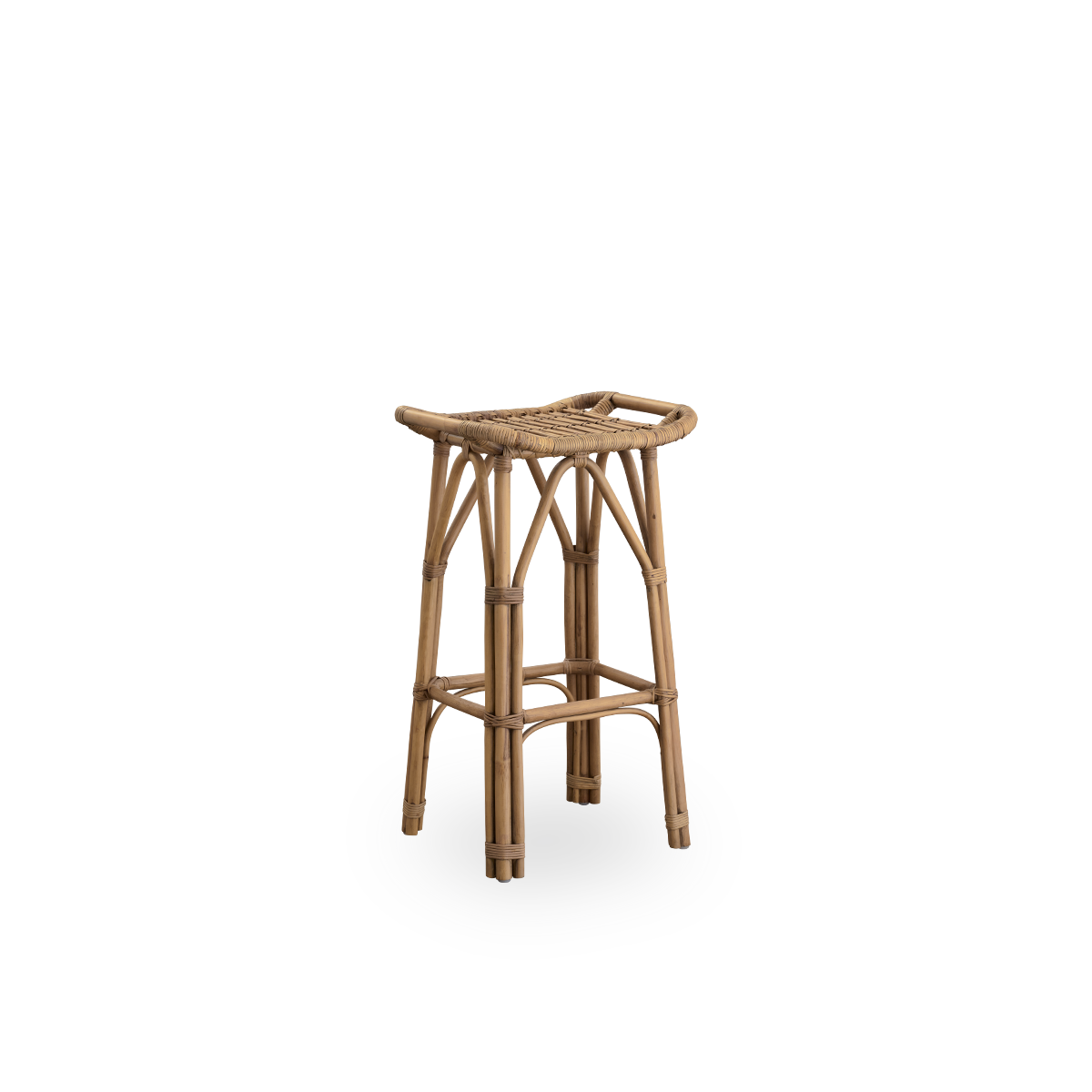 Seitenansicht des Salsa Rattan-Barhockers mit Fußstütze und gebogenem Sitz. Handgefertigt aus hochwertigem indonesischem Rattan. Höhe 79 cm.