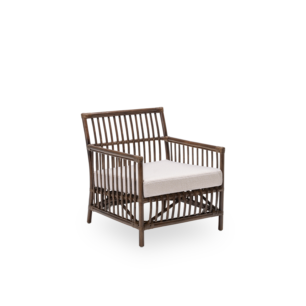 Seitenansicht des Caroline Loungesessels mit Sitzkissen, aus braunem Rattan. Ein schlichtes, elegantes dänisches Design, dessen detaillierte Flechtarbeit es zu einem ruhigen Element im Raum macht. Handgefertigt aus hochwertigem indonesischem Rattan.