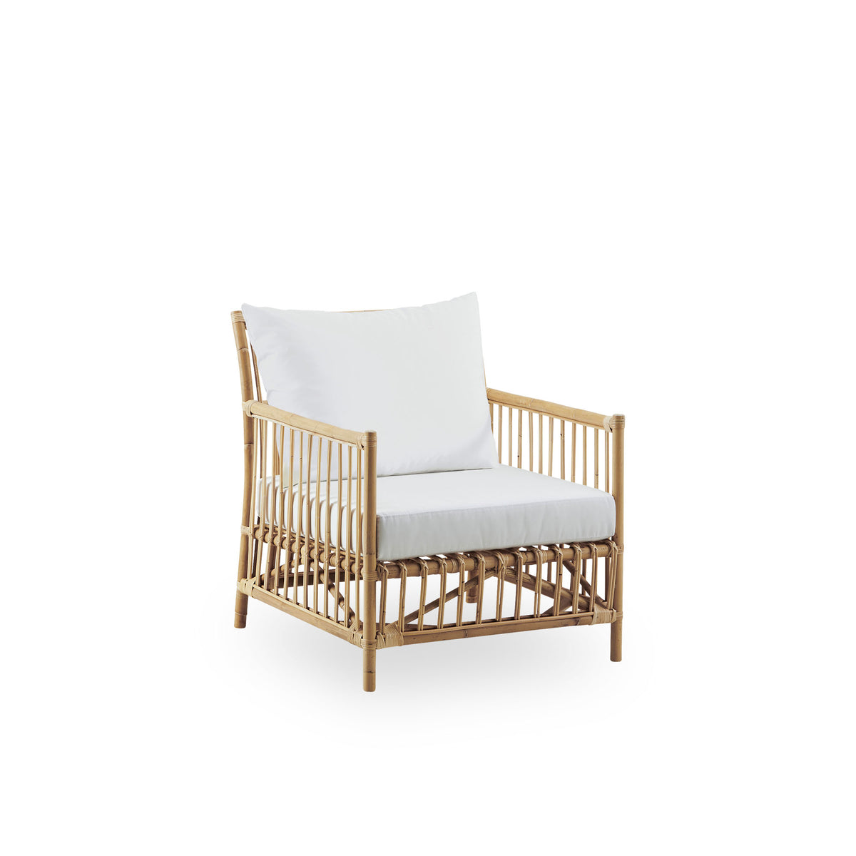 Seitenansicht des Caroline Lounge Chairs, schlichtes und elegantes dänisches Design. Handgefertigt aus indonesischem Rattan. Der Stuhl wirkt gemütlich und beruhigend.