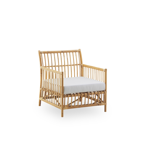 Seitenansicht des Caroline Lounge Chairs, schlichtes und elegantes dänisches Design. Handgefertigt aus indonesischem Rattan. Der Stuhl wirkt gemütlich und beruhigend.