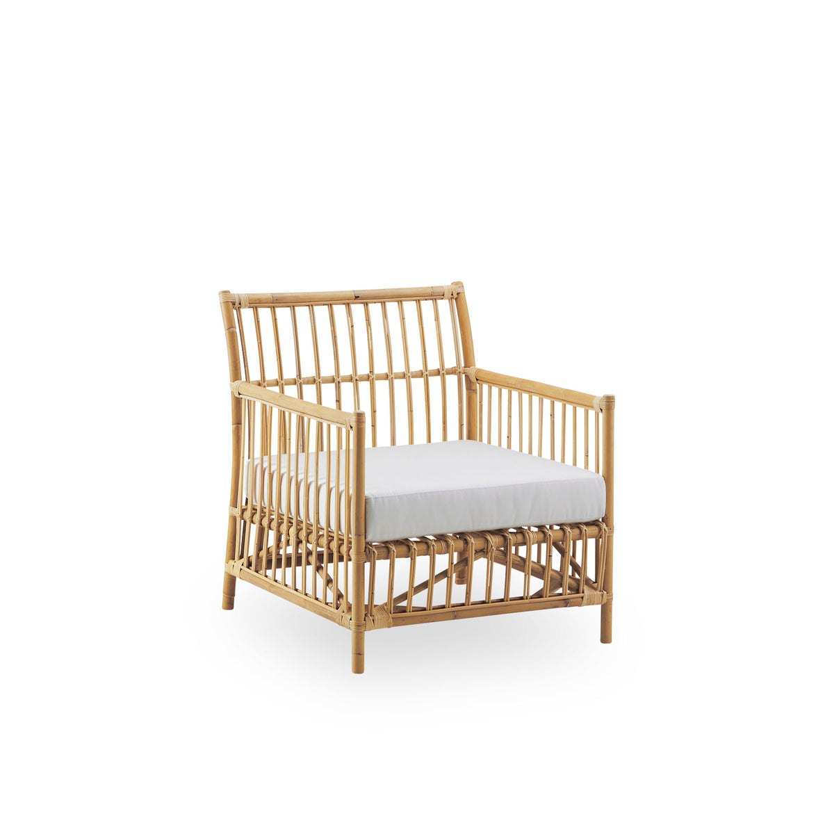 Seitenansicht des Caroline Lounge Chairs, schlichtes und elegantes dänisches Design. Handgefertigt aus indonesischem Rattan. Der Stuhl wirkt gemütlich und beruhigend.