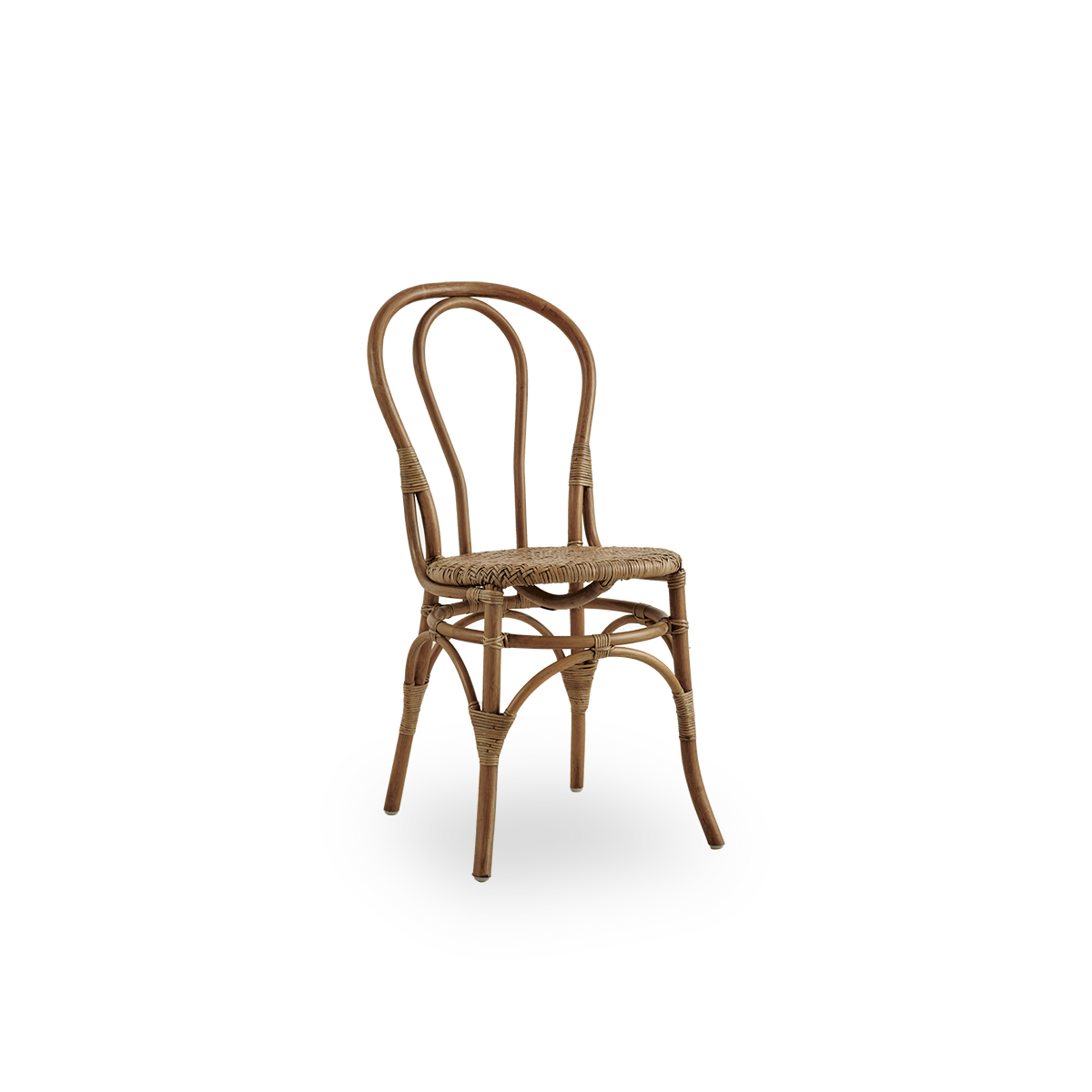 Seitenansicht des Lulu Essstuhls in Antique-Braun, handgefertigt aus hochwertigem indonesischem Rattan. Leichtes, elegantes Design mit rundem, schlichtem Rückenlehne.