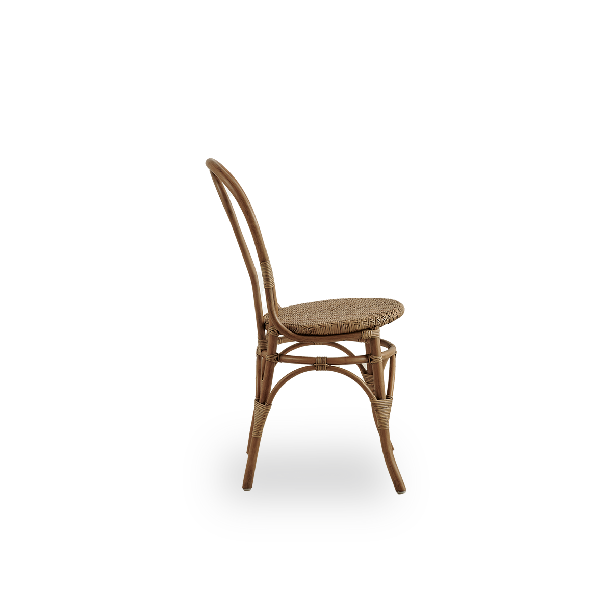 Seitenansicht des Lulu Essstuhls in Antikbraun, handgefertigt aus hochwertigem indonesischem Rattan. Leichtes, elegantes Design mit rundem, einfachem Rücken.