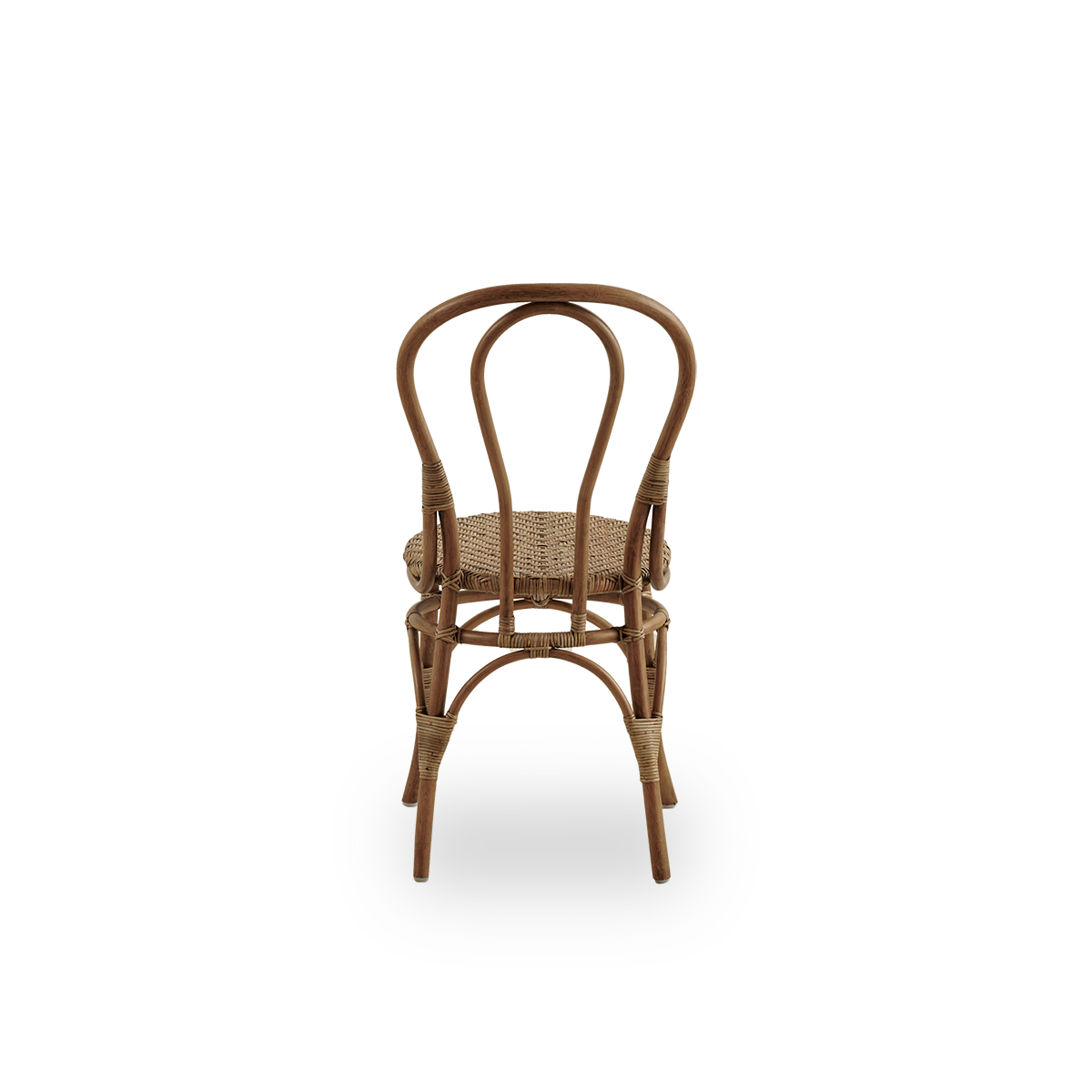 Rückansicht des Lulu-Essstuhls in der Farbe Antikbraun, handgefertigt aus hochwertigem indonesischem Rattan. Leichtes, elegantes Design mit runder, schlichter Rückenlehne.