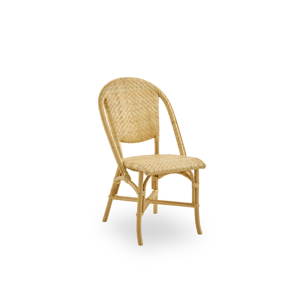 Seitenansicht des Alanis Essstuhls aus hochwertigem Natur-Rattan, mit eleganten Kurven und detaillierter Flechtung.