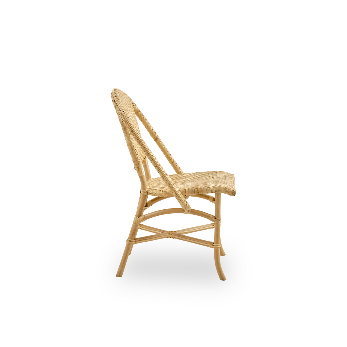 Einfache Seitenansicht des Alanis Esszimmerstuhls aus hochwertigem Natur-Rattan mit eleganten Kurven und detaillierter Flechtarbeit.