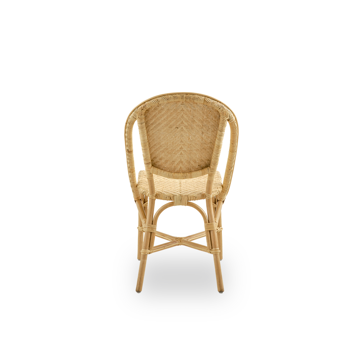Rückansicht des Alanis-Essstuhls aus hochwertigem, natürlichem Rattan, mit eleganten Kurven und detailliertem Flechtwerk.