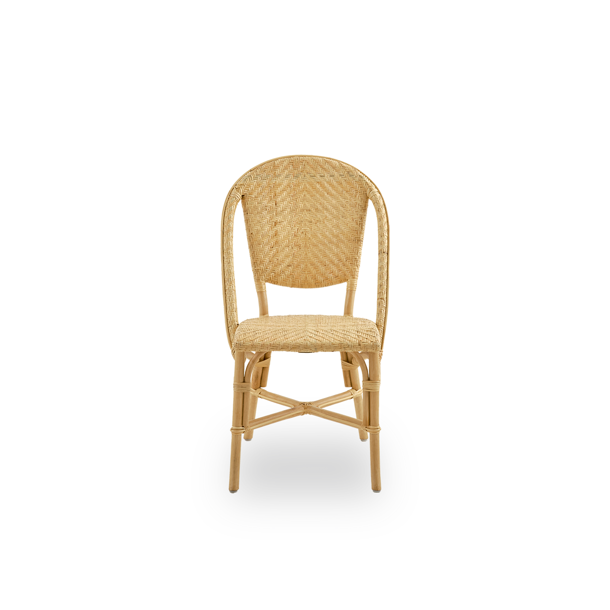 Vorderansicht des Alanis Esszimmerstuhls aus hochwertigem natürlichem Rattan mit eleganten Kurven und detailliertem Flechtwerk.