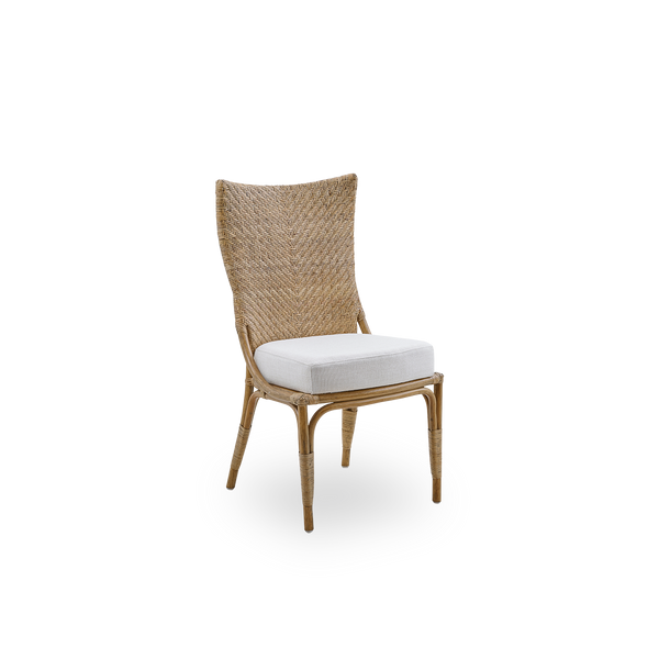 Seitenansicht des Melody Essstuhls in Antique-Rattan-Farbe, mit hoher, vollständig geflochtener Rattan-Rückenlehne und gepolstertem Sitz.