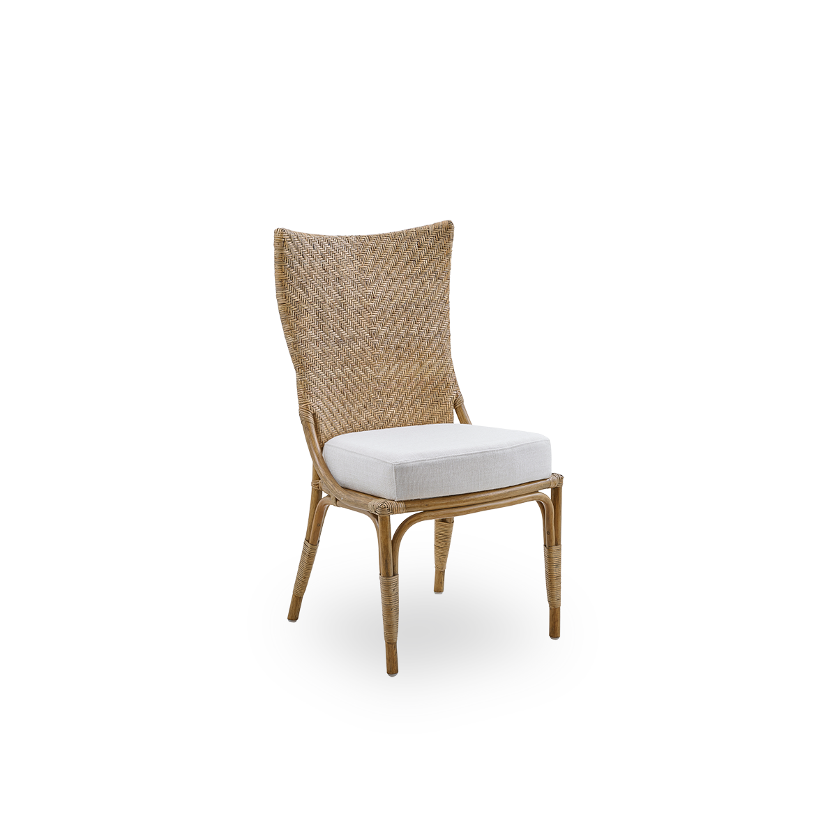 Seitenansicht des Melody Essstuhls in Antique-Rattan-Farbe, mit hoher, vollständig geflochtener Rattan-Rückenlehne und gepolstertem Sitz.
