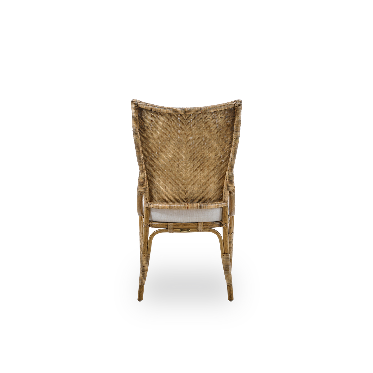 Rückansicht des Melody-Essstuhls in der Farbe Antik-Rattan, mit hoher vollständig geflochtener Rattanlehne und gepolstertem Sitz.