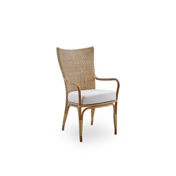 Seitenansicht des Melody Essstuhls mit Armlehnen in Antique-Rattan-Farbe, mit hoher, vollständig geflochtener Rattan-Rückenlehne und gepolstertem Sitz.