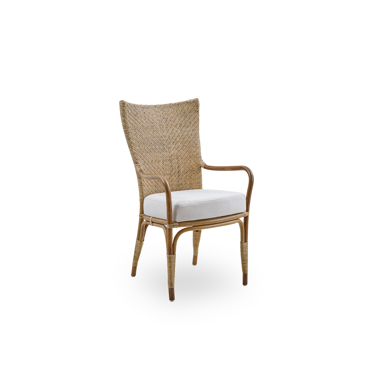 Seitenansicht des Melody Essstuhls mit Armlehnen in Antique-Rattan-Farbe, mit hoher, vollständig geflochtener Rattan-Rückenlehne und gepolstertem Sitz.