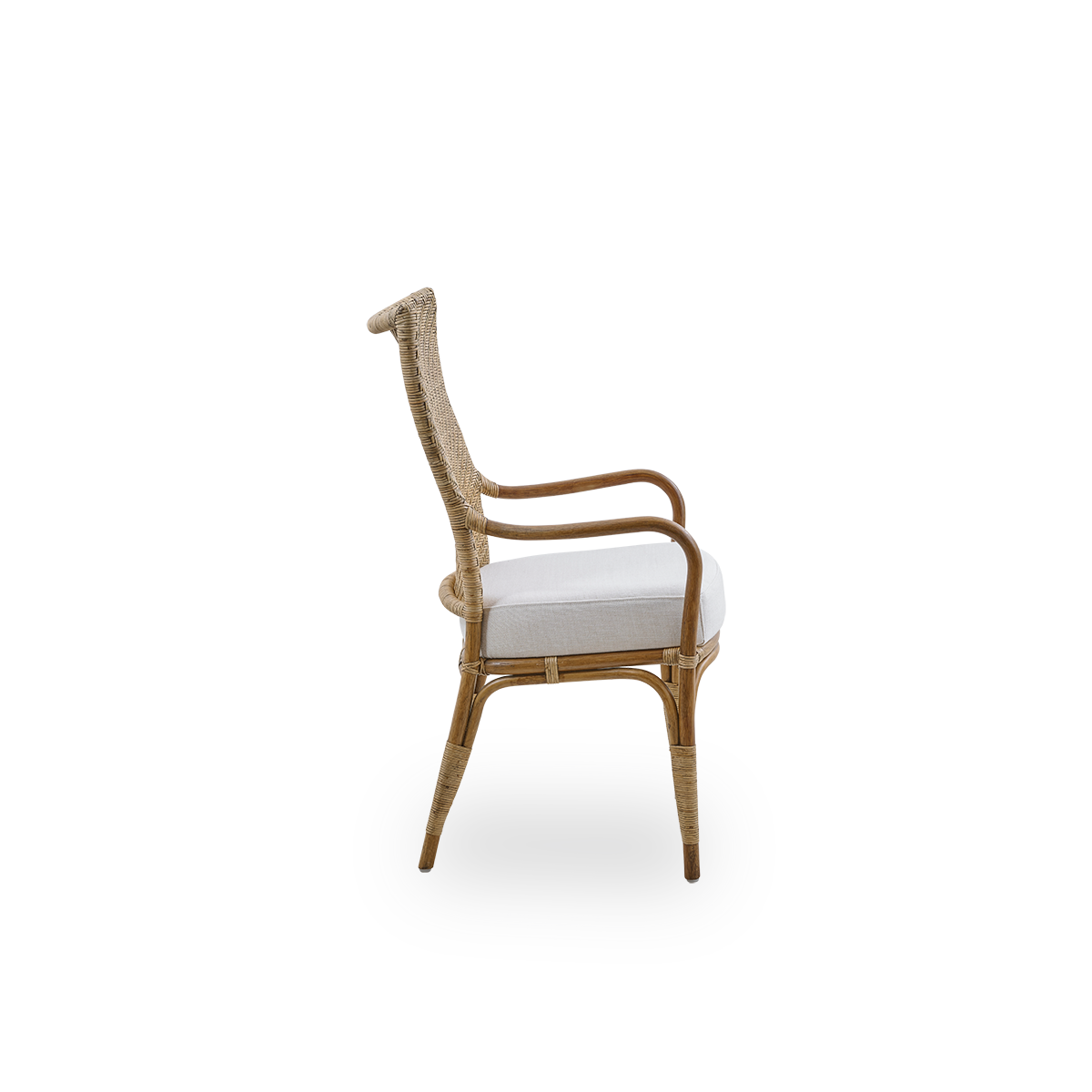 Seitenansicht des Melody Essstuhls mit Armlehnen in Antik-Rattan-Farbe mit hoher, vollständig geflochtener Rattan-Rückenlehne und gepolstertem Sitz.