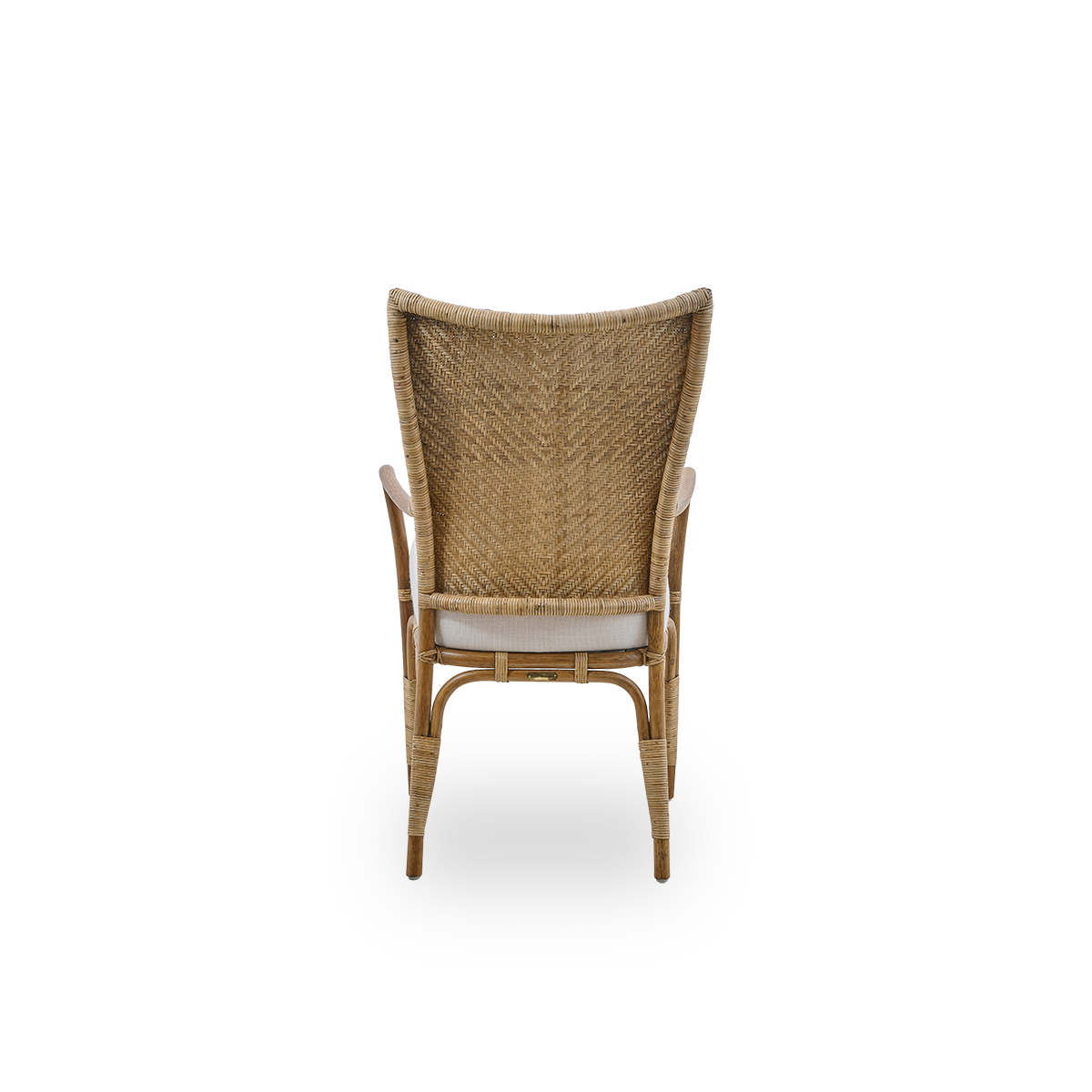 Rückansicht des Melody-Essstuhls mit Armlehnen in der Farbe Antik-Rattan, mit hoher vollständig geflochtener Rattanlehne und gepolstertem Sitz.