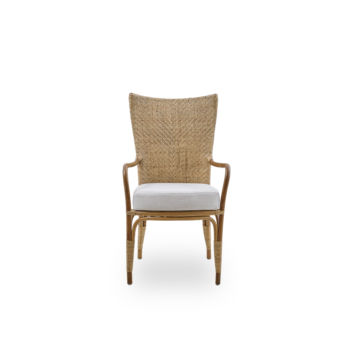 Vorderansicht des Melody Esszimmerstuhls in Antique-Rattan-Farbe mit hoher, vollständig geflochtener Rattan-Rückenlehne und gepolstertem Sitz.