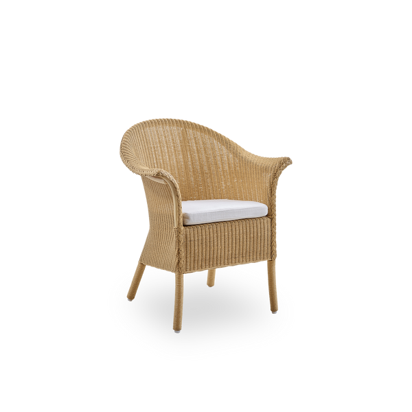 Seitenansicht des Classic Essstuhls, ein vollständig geflochtener Essstuhl aus Lloyd Loom-Material, handgefertigt. Der Classic-Stuhl verfügt über Armlehnen und eine hohe Rückenlehne für zusätzlichen Komfort und Halt.
