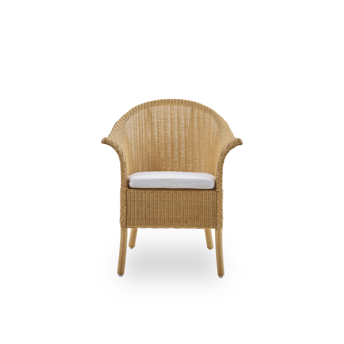 Vorderansicht des Classic Esszimmerstuhls, ein vollständig geflochtener Wicker-Stuhl, handgefertigt aus Lloyd Loom-Material. Der Classic-Stuhl verfügt über Armlehnen und eine hohe Rückenlehne für zusätzlichen Komfort und Halt.