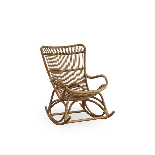 Seitenansicht des Monet Schaukelstuhls mit hoher Rückenlehne und Armlehnen in Antique-Braun. Handgefertigt aus hochwertigem indonesischem Rattan.