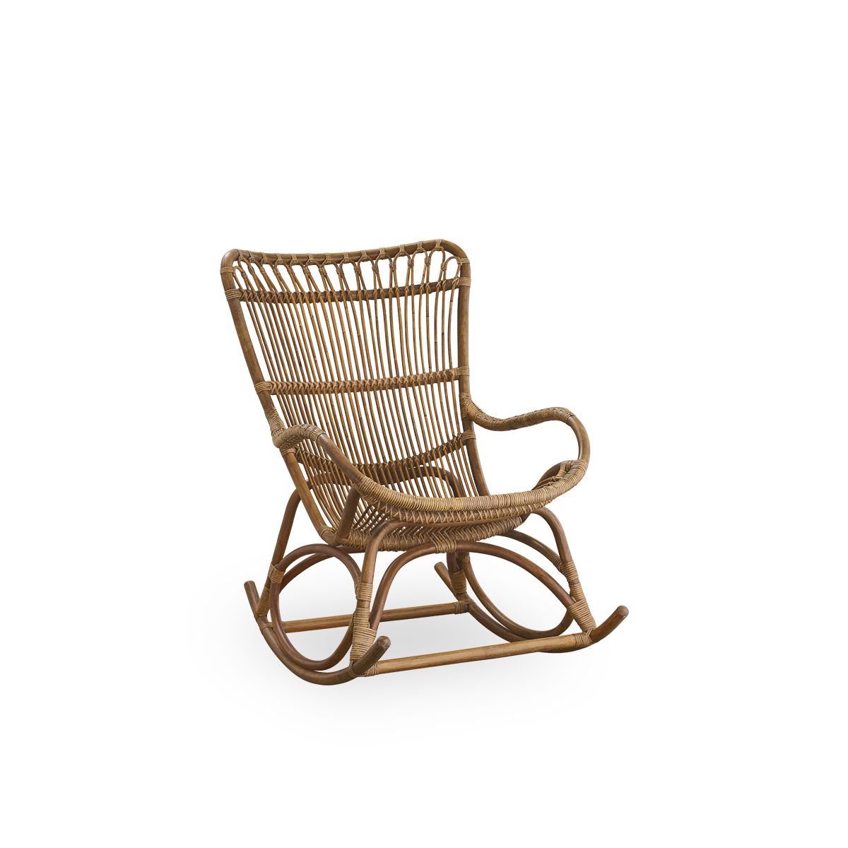 Seitenansicht des Monet Schaukelstuhls mit hoher Rückenlehne und Armlehnen in Antique-Braun. Handgefertigt aus hochwertigem indonesischem Rattan.