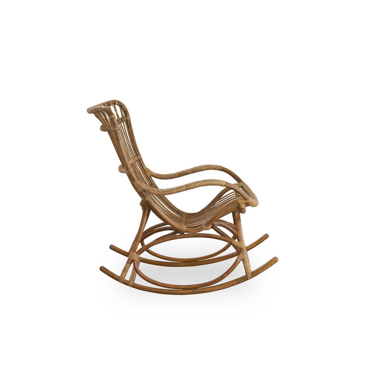 Seitenansicht des Monet Schaukelstuhls mit hoher Rückenlehne und Armlehnen in Antikbraun. Handgefertigt aus hochwertigem indonesischem Rattan.