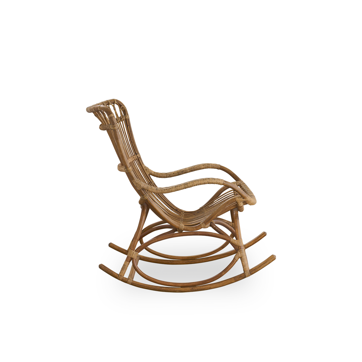 Seitenansicht des Monet Schaukelstuhls mit hoher Rückenlehne und Armlehnen in Antikbraun. Handgefertigt aus hochwertigem indonesischem Rattan.