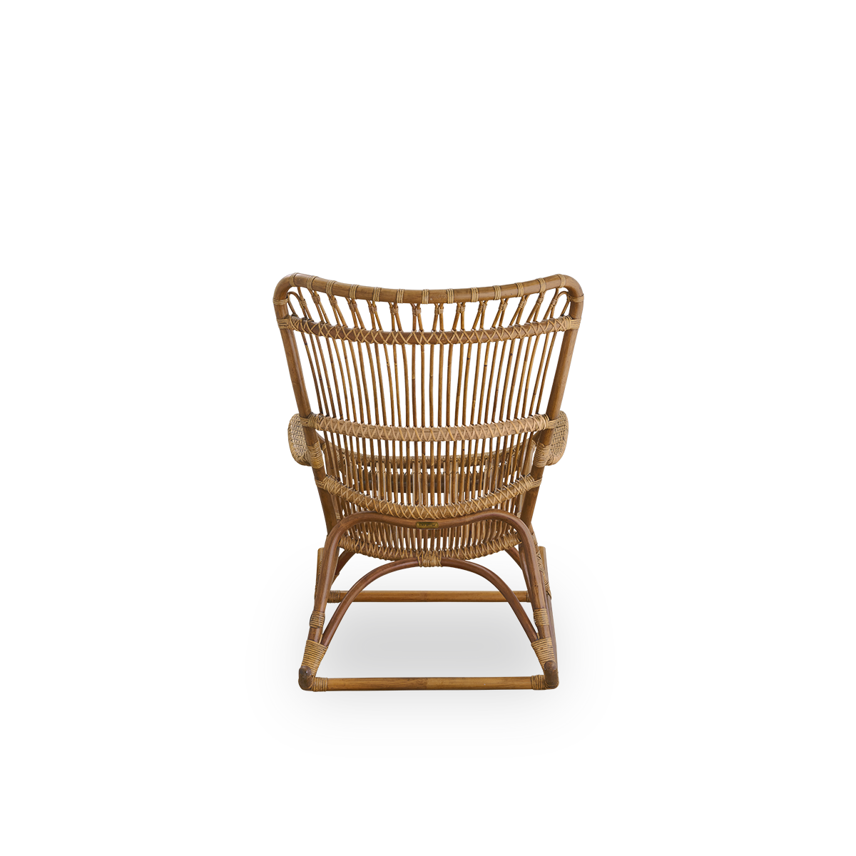 Rückansicht des Monet-Schaukelstuhls mit hoher Rückenlehne und Armlehnen, präsentiert in der Farbe Antikbraun. Handgefertigt aus hochwertigem indonesischem Rattan.
