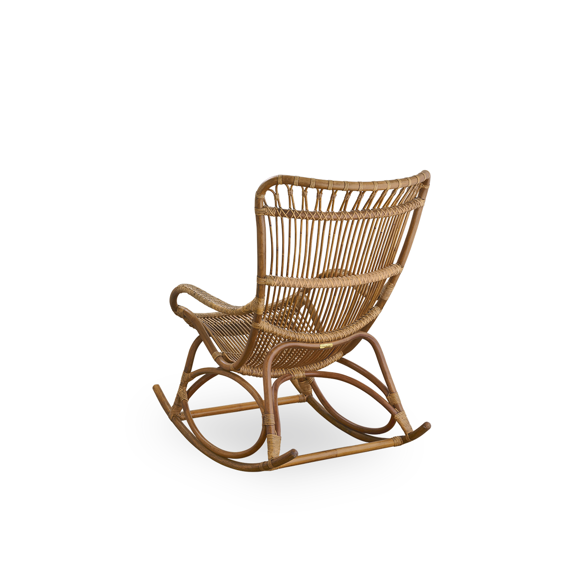 Rückansicht des Monet Schaukelstuhls mit hoher Rückenlehne und Armlehnen in Antikbraun.
Handgefertigt aus hochwertigem indonesischem Rattan.