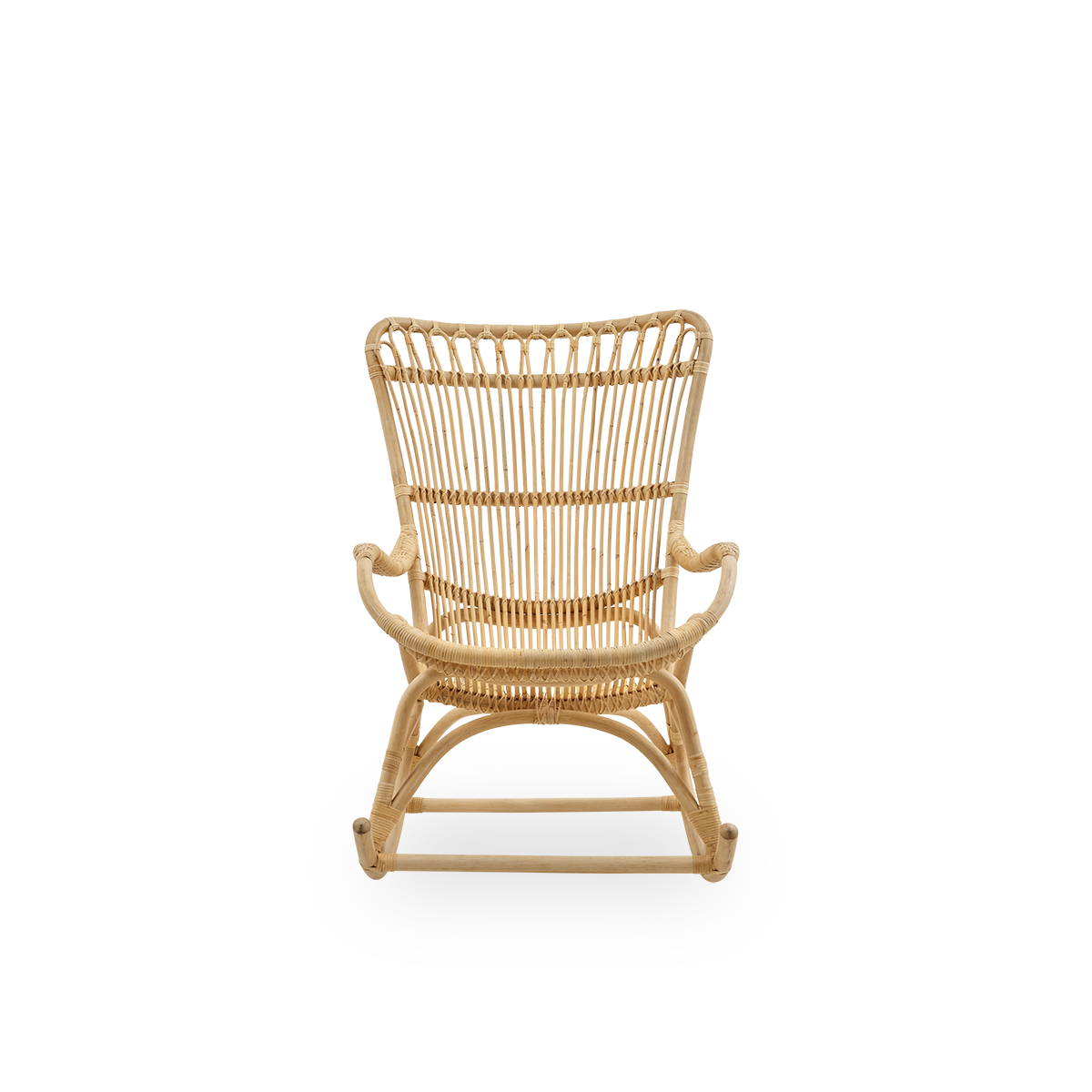Vorderansicht des Monet Schaukelstuhls mit hoher Rückenlehne und Armlehnen in Natur-Rattan.
Handgefertigt aus hochwertigem indonesischem Rattan.