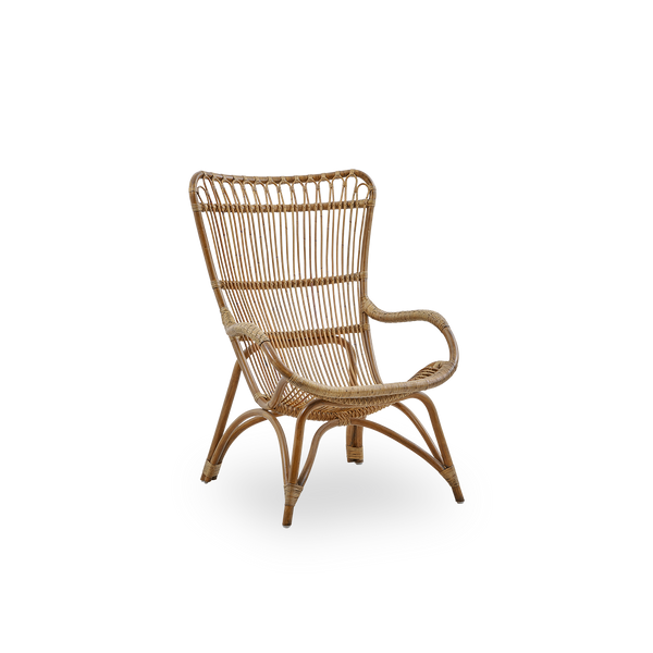 Seitenansicht des Monet Loungesessels mit hoher Rückenlehne und Armlehnen in Antique-Braun. Handgefertigt aus hochwertigem indonesischem Rattan.