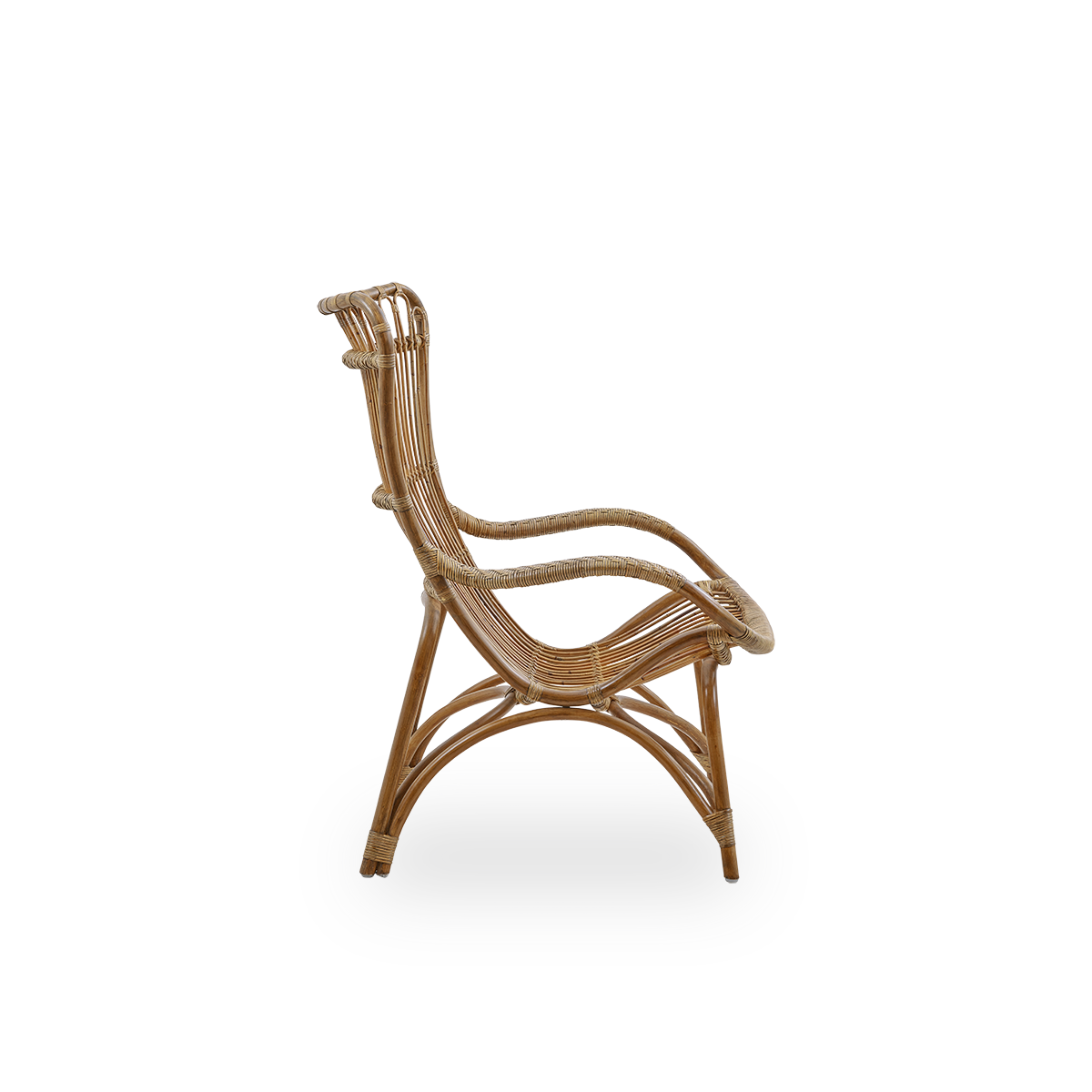 Seitenansicht des Monet Loungestuhls mit hoher Rückenlehne und Armlehnen in Antikbraun. Handgefertigt aus hochwertigem indonesischem Rattan.