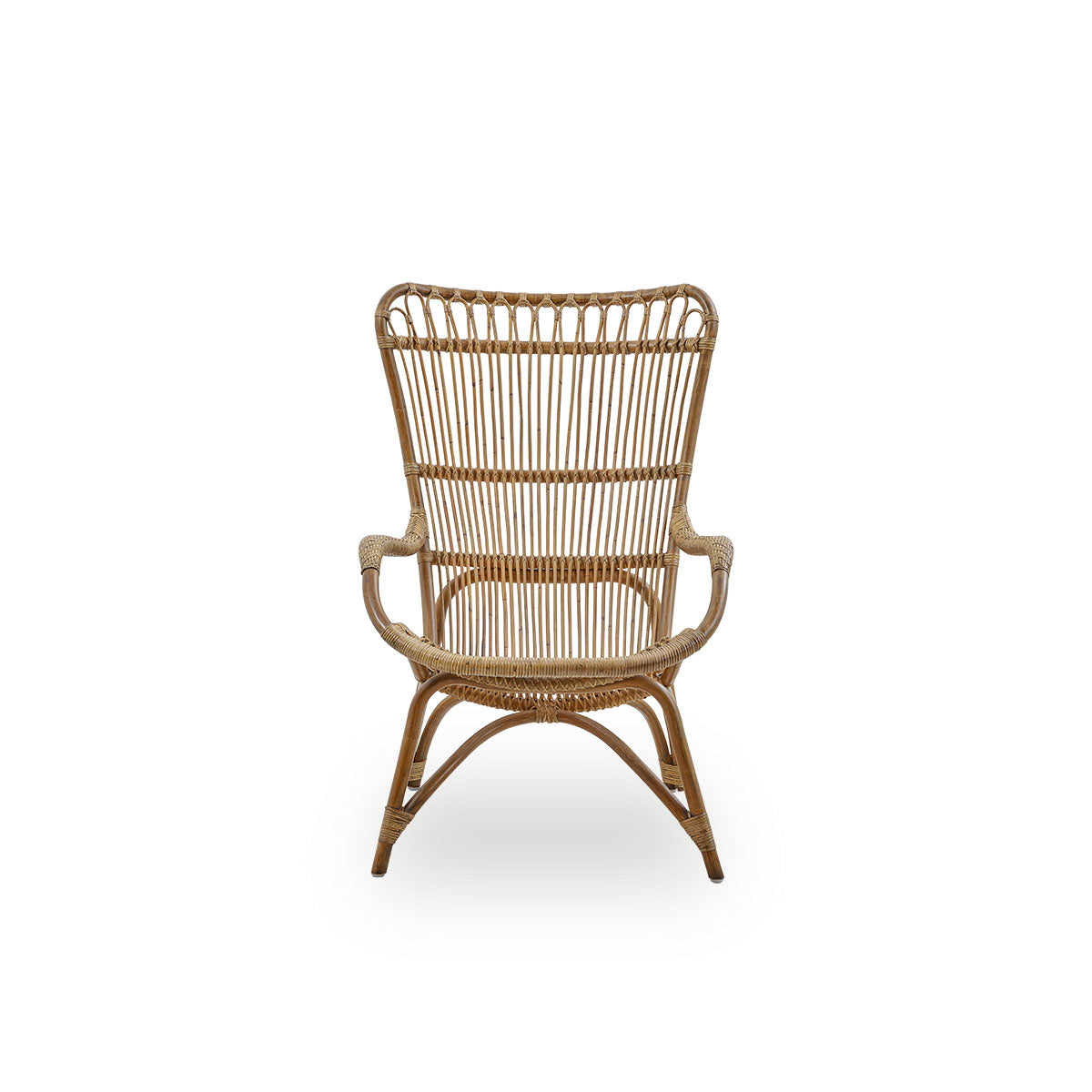 Vorderansicht des Monet Loungesessels mit hoher Rückenlehne und Armlehnen in Antique Brown.
Handgefertigt aus hochwertigem indonesischem Rattan.