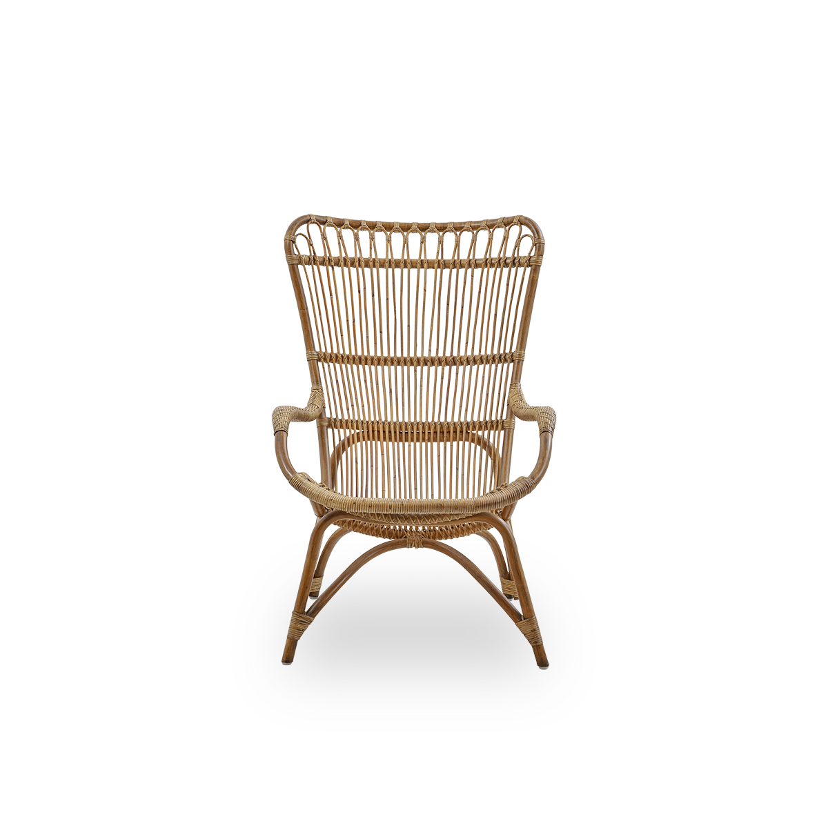 Vorderansicht des Monet Loungesessels mit hoher Rückenlehne und Armlehnen in Antique Brown.
Handgefertigt aus hochwertigem indonesischem Rattan.