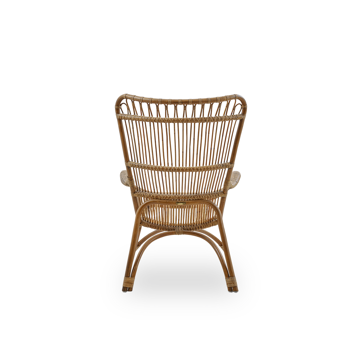 Rückansicht des Monet-Loungesessels mit hoher Rückenlehne und Armlehnen, präsentiert in der Farbe Antikbraun. Handgefertigt aus hochwertigem indonesischem Rattan.