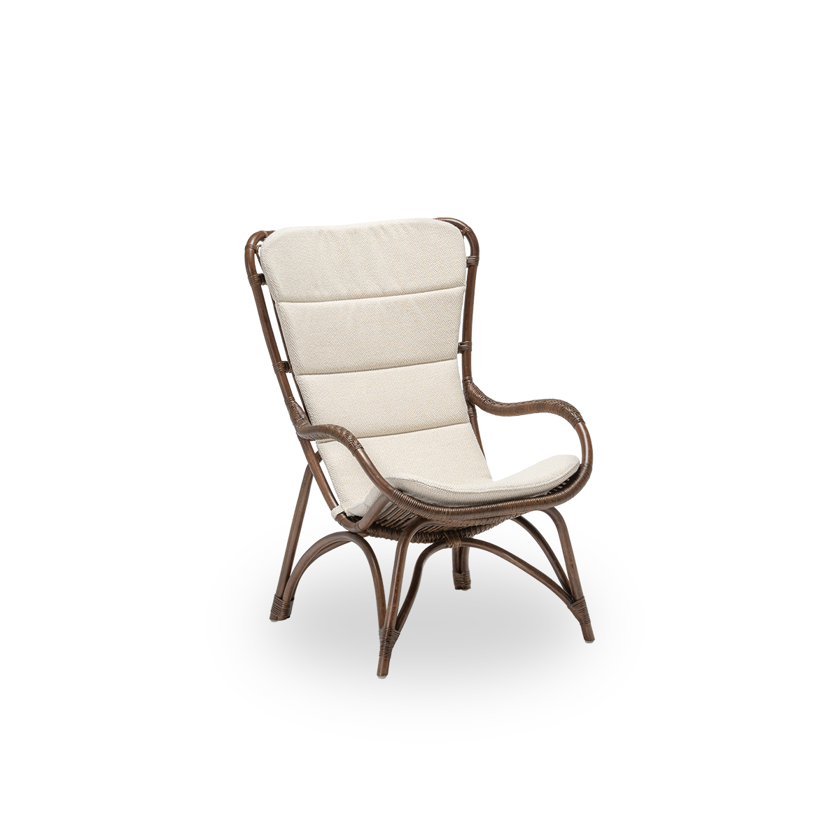Seitenansicht des Monet Loungesessels mit Sitzkissen, aus braunem Rattan. Ein ästhetisches und bequemes dänisches Design mit detaillierter Flechtarbeit und großzügiger Sitzfläche. Handgefertigt aus hochwertigem indonesischem Rattan.