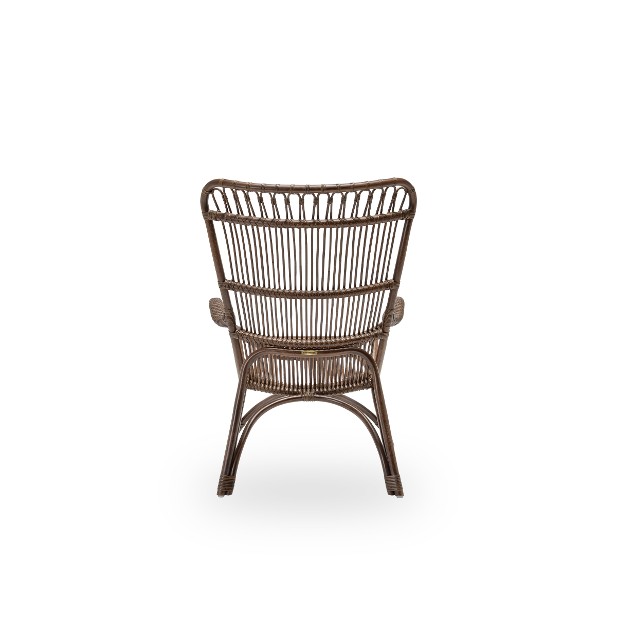 Einfache Rückansicht des Monet Loungesessels, aus braunem Rattan. Ein ästhetisches und bequemes dänisches Design mit detaillierter Flechtarbeit und großzügiger Sitzfläche. Handgefertigt aus hochwertigem indonesischem Rattan.