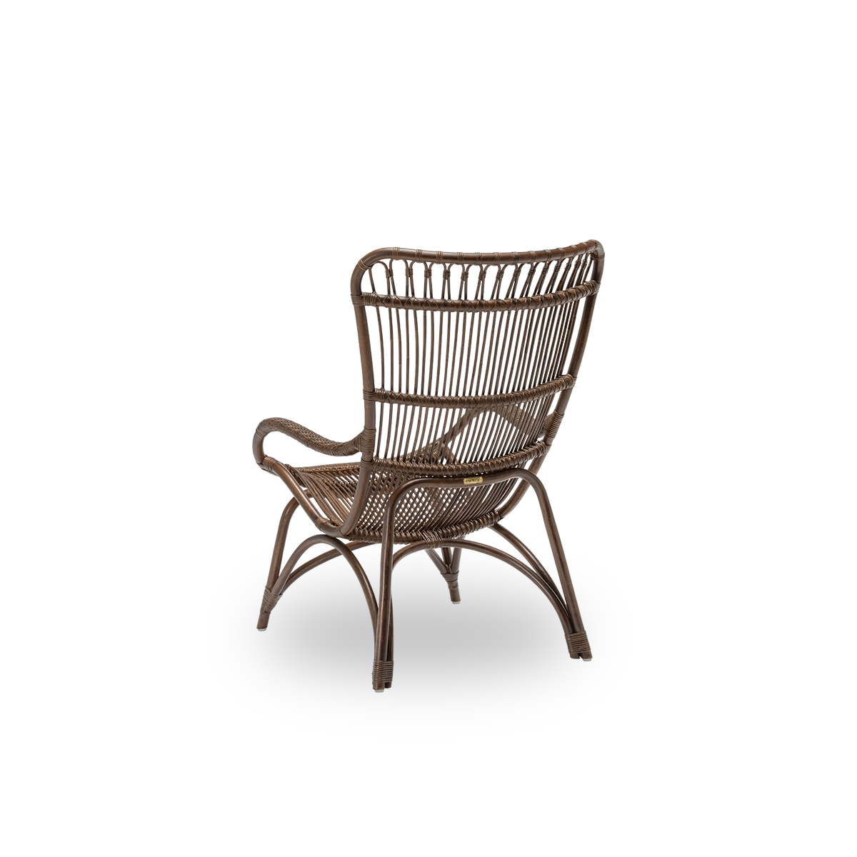 Rückseitenansicht des Monet Loungesessels, aus braunem Rattan. Ein ästhetisches und bequemes dänisches Design mit detaillierter Flechtarbeit und großzügiger Sitzfläche. Handgefertigt aus hochwertigem indonesischem Rattan.
