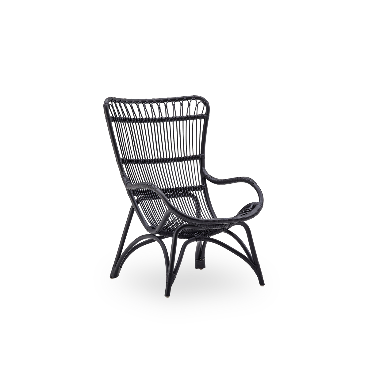 Seitenansicht des Monet Loungesessels mit hoher Rückenlehne und Armlehnen in Schwarz. Handgefertigt aus hochwertigem indonesischem Rattan.